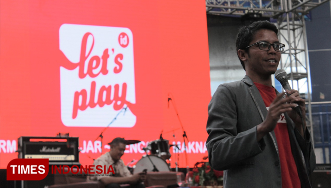 Arif Bawono Surya, co-founder Bussines Owner (BOS) dan Let’s Play sharing pengalaman wirausaha untuk motivasi mahasiswa di Enterpreneur Festival 2019 hari ini (23/10/2019) di Graha Polinema (foto : Widya Amalia)