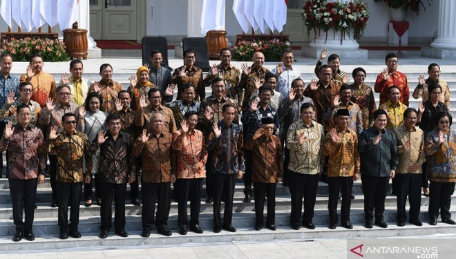 Presiden Joko Widodo didampingi Wapres Ma'ruf Amin memperkenalkan jajaran menteri Kabinet Indonesia Maju di tangga veranda Istana Merdeka, Jakarta, Rabu (23/10/2019). (Foto: ANTARA FOTO/Wahyu Putro)