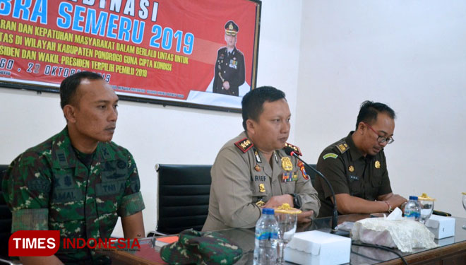 Kapolres Ponorogo AKBP Arief Firtianto (tengah) saatpimpin Rakord Ops Zebra 2019. (Foto: Marhaban/TIMES Indonesia)