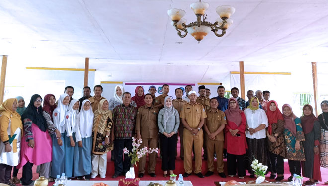 Foto bersama Plt Kepala Dinas PPPA (paling tengah) dengan peserta kegiatan. (Foto: Dinas PPPA for Times Indonesia)