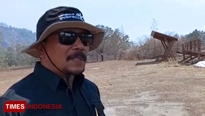 Kepala Disparpora Harry Patriantono saat meninjau Kawah Wurung, tampak di belakangnya Gasebo roboh. (FOTO: Moh Bahri/TIMES Indonesia). 