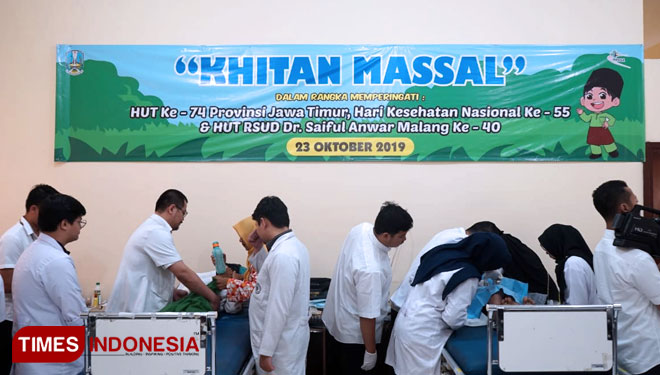 Sunatan massal gratis oleh RSSA Malang. (Foto: Humas for TIMES Indonesia)