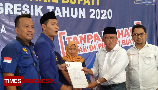 Pengembaliam formulir oleh Ali Muchsin saat mendaftar lewat Partai NasDem Gresik. (Foto: Akmal/TIMES Indonesia)
