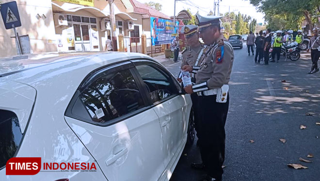 Satlantas Polres Pamekasan saat bagi-bagi Brosur jelang Operasi Zebra Semeru 2019 di Jalan stadion Kabupaten Pamekasan.(Foto: Akhmad Syafi'i/TIMES Indonesia)