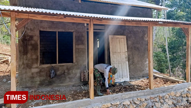 Persiapan Pasang Daun Pintu dan Daun Jendela oleh Satgas TMMD 106. (FOTO: AJP TIMES Indonesia)