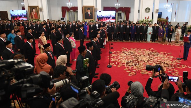 Presiden Joko Widodo bersiap mengambil sumpah jajaran menteri dalam rangkaian pelantikan Kabinet Indonesia Maju di Istana Merdeka, Jakarta, Rabu (23/10/2019). (FOTO: ANTARA FOTO/Wahyu Putro A)