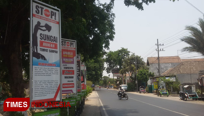 Salah satu spanduk peringatan di KH Wahab Hasbullah, Desa Sambung Dukuh, Kecamatan Jombang hingga Jalan Raya Tembelang, Desa Pesantren, Kecamatan Tembelang. (FOTO: Moh Ramli/TIMES Indonesia)