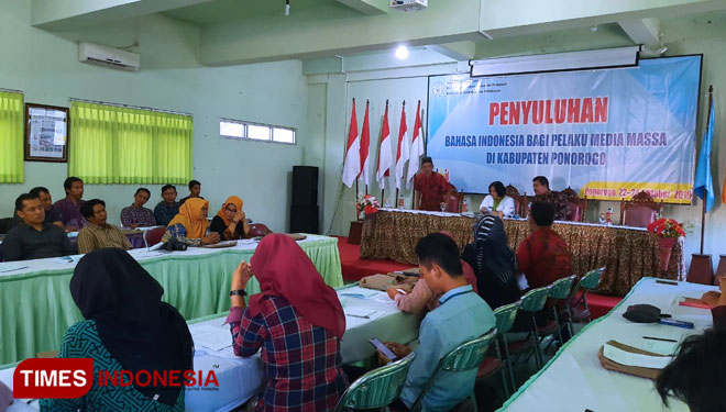 Penyuluhan bahasa di auditorium STKIP Ponorogo diikuti sejumlah jurnalis, mahasiswa dan guru bahasa Indonesia. (Foto: Evita Mukharomah/TIMES Indonesia)