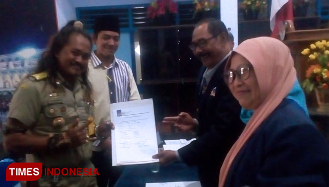 Dian Andi Surya Putra Kades Paron Ngawi saat mendaftar ke kantor DPD Partai Nasdem. (Foto: Ardian Febri Tri H/TIMES Indonesia)