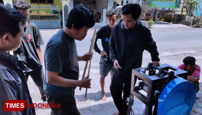 Program Kemitraan Masyarakat (PKM) team of Poliwangi created a bamboo shaver machine for the Banyuwangi craftsman. (Picture by : Roghib Mabrur/Times Indonesia)