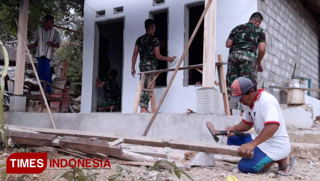 Tampilan baru Rumah Pak Ihroji berhasil sulap pak tentara. (FOTO: AJP TIMES Indonesia)