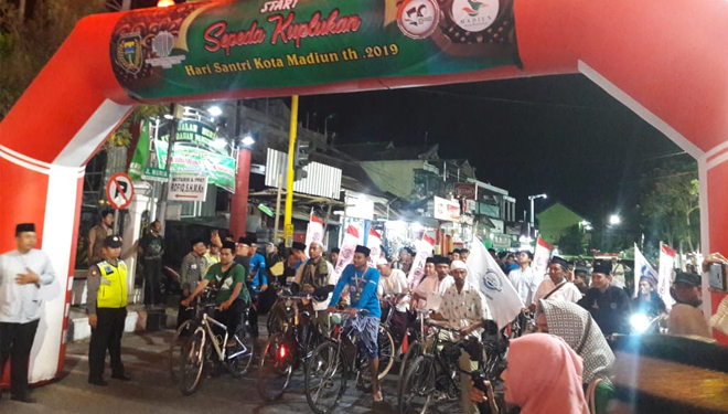 Peserta sepeda kuplukan start di depan Masjid Agung Baitul Hakim Kota Madiun. (Foto: Istimewa)