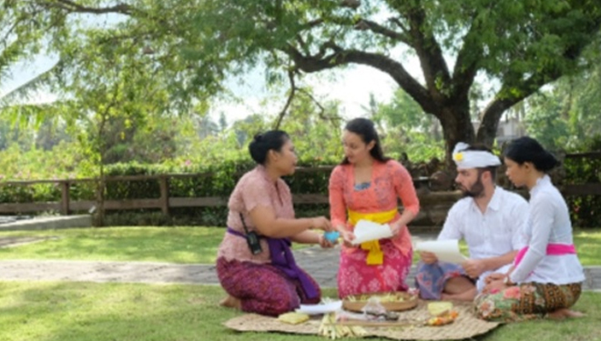 The Sanctoo Villas and Spa Bali memperkenalkan budaya Canang Sari pada para tamu. (The Sanctoo Villas and Spa)