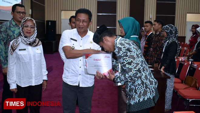 Wakil Bupati Blitar, Marhaenis Urip Widodo menyerahkan sertifikat pelatihan Abang Wira, Rabu (23/10/2019). (Foto: Sholeh/ TIMES Indonesia)