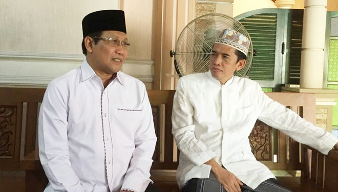 Kiai Yayasan Pesantren Tinggi Darul Ulum Jombang Zaimuddin W. As'ad (kanan) dan Abdul Halim Iskandar. (Foto: Istimewa)