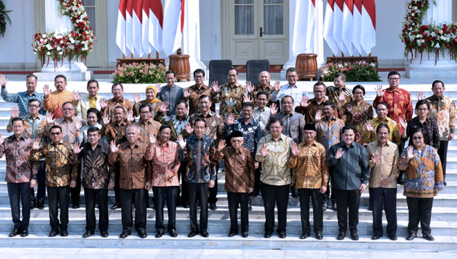 Presiden Joko Widodo didampingi Wapres Ma'ruf Amin memperkenalkan jajaran menteri Kabinet Indonesia Maju, di tangga beranda Istana Merdeka, Jakarta, Rabu (23/10/2019). (FOTO: ANTARA FOTO/Wahyu Putro)