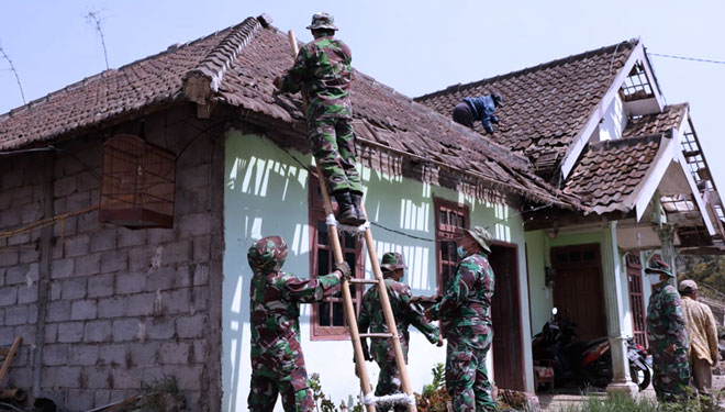 Dra Hj Dewanti Pastikan Kebutuhan Warga Desa Sumberbrantas Terpenuhi ...