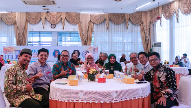 Aqua Dwipayana (tiga dari kiri) bersama alumni ITB dalam acara reuni di Padang. (foto: dj timesindonesia). (FOTO: Istimewa)
