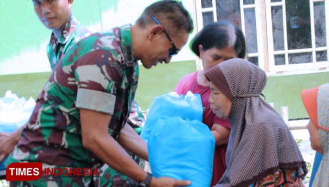 Katim Wasev Itdam Berikan Bantuan Sembako Pada Warga Desa Cilibang. (FOTO: AJP/TIMES Indonesia)