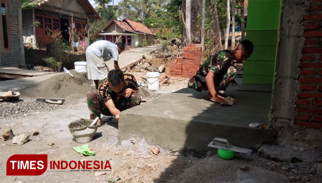 Dua TNI Yonif 405 Rapikan Teras RTLH di Lokasi TMMD 106 Kodim Cilacap. (FOTO: AJP/TIMES Indonesia)