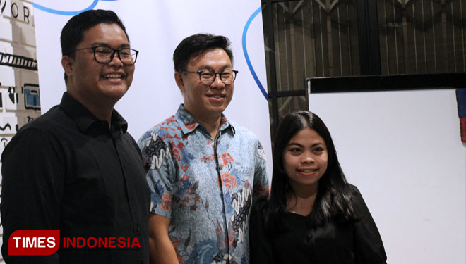 Willson Cuaca saat sesi foto bersama dengan startup di Kota Malang hari ini (23/10/2019) di Ngalup.co. (foto : Widya Amalia/TIMES Indonesia)