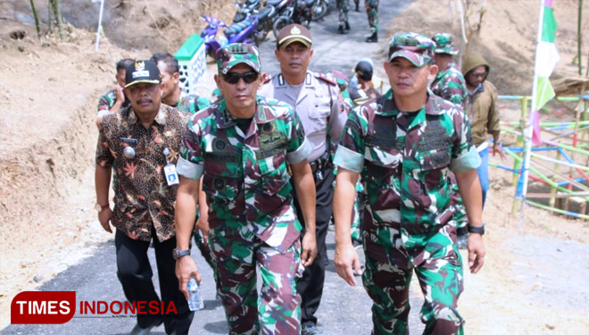 Katim Wasev Berjalan Bersama Wadan Satgas TMMD 106 Kodim Cilacap Cek Hasil TMMD. (FOTO: AJP/TIMES Indonesia)