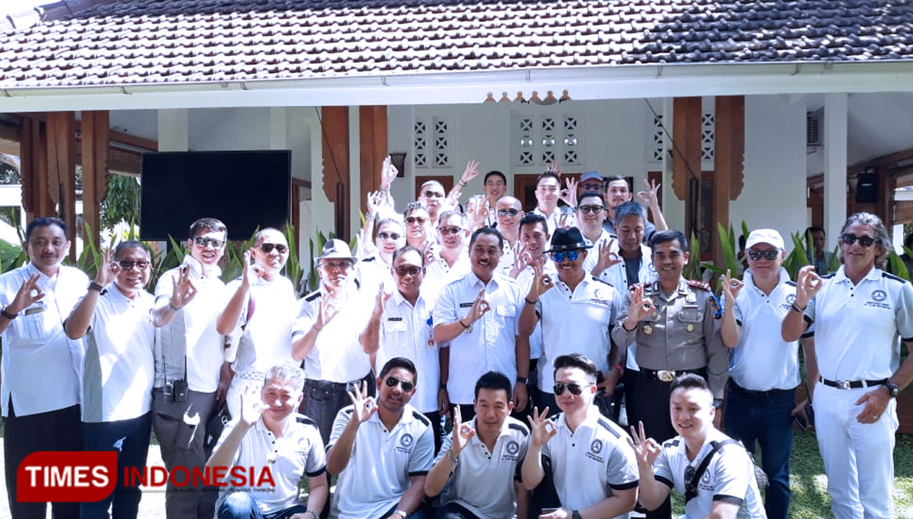 Mercedes Benz SL Club Indonesia Mengunjungi pedopo Kabupaten Banyuwangi (Foto : Roghib Mabrur/Times Indonesia)