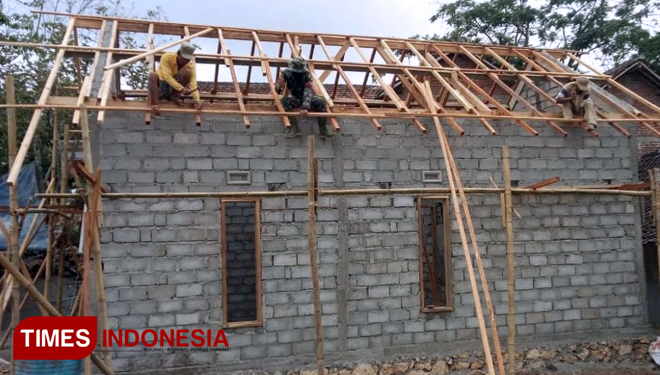 Satgas TMMD 106 Pasang Usuk atap rumah pak Aripin. (FOTO: AJP TIMES Indonesia)