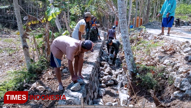 Pekerjaan Pembangunan Plengsengan Saluran Irigasi Di Desa Kedungsalam Masih Berlanjut. (FOTO: AJP TIMES Indonesia)