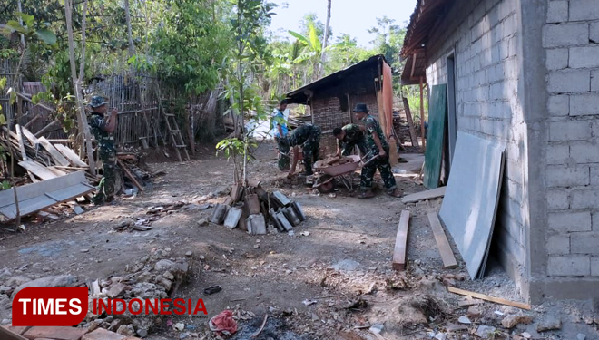 Satgas TMMD 106 rapikan sekitaran rumah pak Sumadi. (FOTO: AJP TIMES Indonesia)