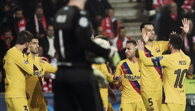 Pemain Barcelona merayakan kemenangan di Slavia Praha (Foto: UEFA)