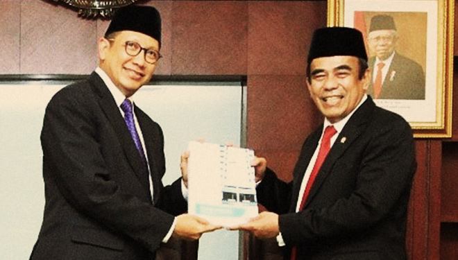 Lukman Hakim Saifuddin menyerahkan Memori Jabatan pada Menag baru, Fachrul Razi (Foto: Kemenag RI for TIMES Indonesia)