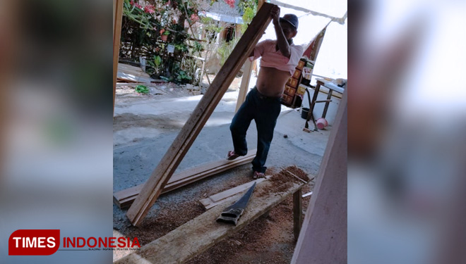 Rampungkan TMMD 106, Tukang kayu dilibatkan pengerjaannya. (FOTO: AJP/TIMES Indonesia)