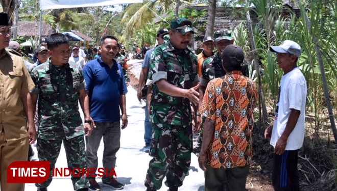 Tim Dispenad Salami Warga Desa Kedungsalam dalam Kunjungi TMMD 106. (FOTO: AJP TIMES Indonesia)