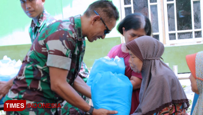 Tim Wasev Kodam IV/Diponegoro, Bagikan Sembako untuk Warga Desa Cilibang. (FOTO: AJP/TIMES Indonesia)
