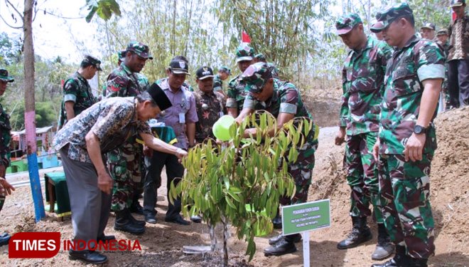 Ketua Tim Wasev Itdam Menanam Bibit Durian Di Wisata Krama Cenil Desa Cilibang. (FOTO: AJP/TIMES Indonesia)