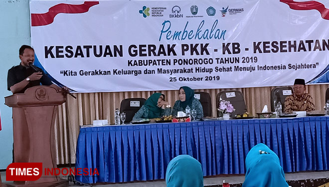 Bupati Ponorogo buka pembekalan kesatuan gerak PKK-KB-kesehatan. (foto: Marhaban/TIMES Indonesia)