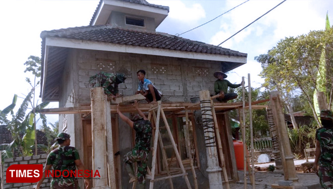 Ketulusan dan keikhlasan Satgas TMMD 106 membuat semangat bekerjanya tidak pernah pudar. (FOTO: AJP/TIMES Indonesia)