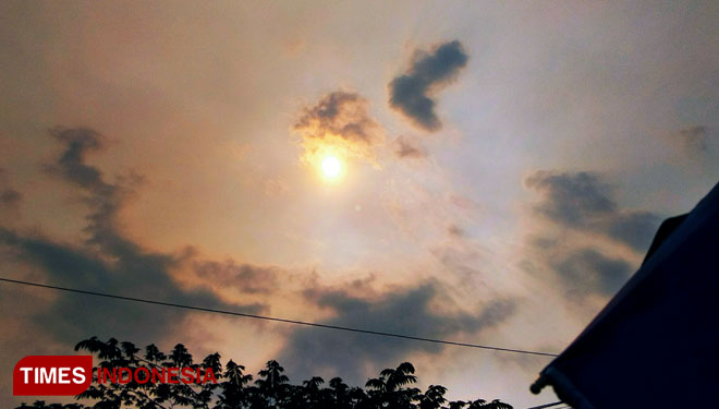 Penampakan matahari merah jingga, pukul 12.30 di atas langit Desa Jambewangi, Banyuwangi. (Foto: Agung Sedana/TIMES Indonesia)