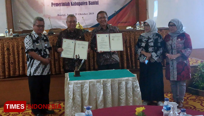 Bupati Bantul Drs Suharsono dan Kepala BIG, Hasanudin Zainal Abidin ketika melakukan penandatanganan MoU. (FOTO: Totok Hidayat/TIMES Indonesia)