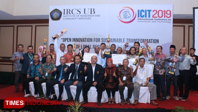 bersama tim dosen dan desa mitra pengabdian pemenang UB community service award. (FOTO: AJP/TIMES Indonesia)