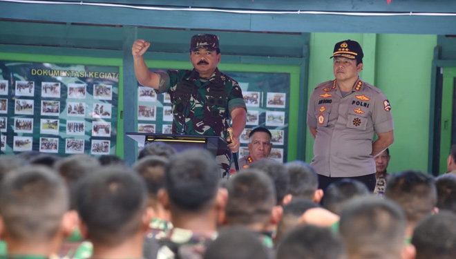 Panglima TNI, Marsekal Hadi Tjahjanto, SIP berdialog dengan prajurit TNI Polri di Wamena, Sabtu (26/10/2019) (Foto: istimewa)