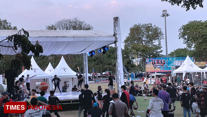 Para peserta IOXC dari berbagai negara unjuk kebolehan di Alun-alun Karanganyar, Jumat-Minggu (25-27/10/2019). (Times Indonesia, M. Shidiq)