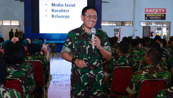  Pangkoopsau II Marsda TNI Donny Ermawan T., MD dan Panglima Divisi Infanteri 2 Kostrad Mayjen TNI Tri Yuniarto, S.A.P., M.Si., M.Tr (Han) dalam pengarahannya kepada para prajuritnya. (FOTO: Istimewa)