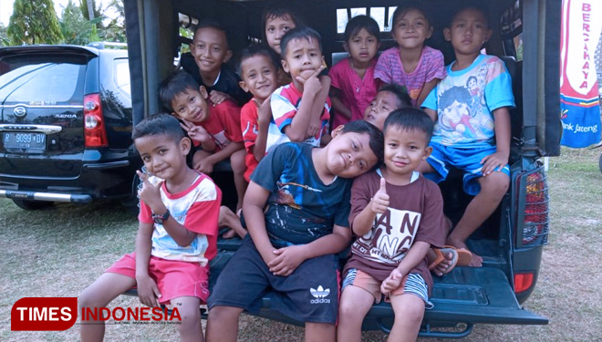 Antusias Anak-anak Dusun Cironeng Hingga Berebut Selfi Di Kendaraan OZ Milik Kodim. (FOTO: AJP/TIMES Indonesia)