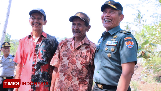 Isak haru bercampur bahagia Pak Sahir saat bertemu Tim Wasev Sterad pada TMMD 106 Kodim 0818. (FOTO: AJP/TIMES Indonesia)