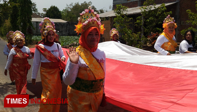 Suasana kirab Bendera Merah Putih sepanjang 100 meter keliling kampung. (foto: Muhammad Dhani Rahman/TIMES Indonesia) 