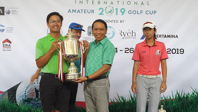 Menteri Pemuda dan Olahraga (Menpora) Zainudin Amali, saat menyerahkan tropi kepada Pemenang Menpora Emeralda Internasional Ameteur GolfCup 2019 (FOTO: Kemenpora for TIMES Indonesia)