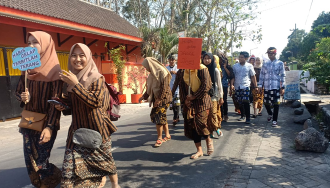 Para siswa SMK PGRI 05 Jember saat melakukan jalan santai memperingati BBS dan menyambut Hari Sumpah Pemuda, Minggu (27/10/2019). (foto: Istimewa)