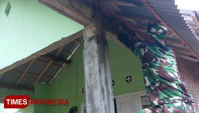 Serka Andi Kebut Pekerjaan Teras Rumah Santi Penerima RTLH 